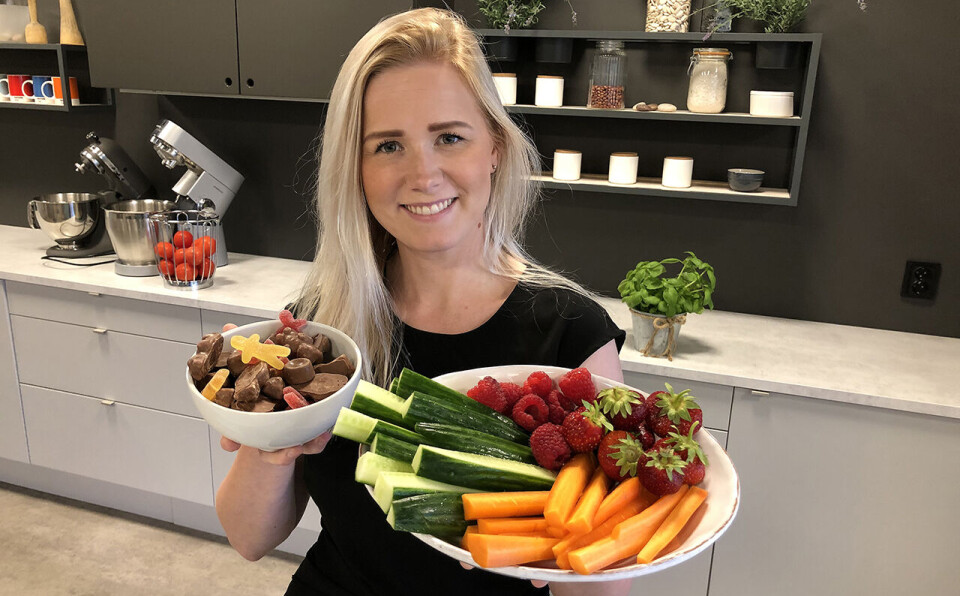 Ingen tvil om hva ernæringsrådgiver Iselin Bogstrand Sagen anbefaler foreldrene når de skal ordne barnas matbokser. Mange klemmeposer markedsføres som uten tilsatt sukker, men det betyr ikke at de er sukkerfrie, understreker hun.