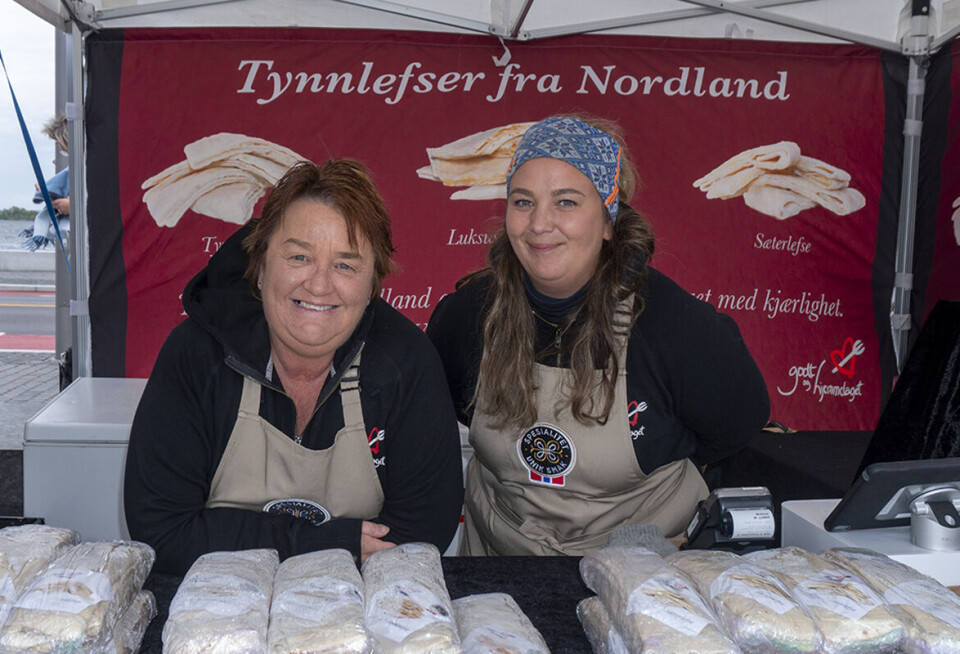 Nina Eide (til venstre) og Camilla Eide Pedersen fra Godt og Hjemmelaget i Holmestrand tilbyr kundene godsaker fra Vesterålen under Bondens marked. Lokalprodusert mat er i vinden som aldri før, men hva vil vi med den, spør kronikkforfatter Peter Møller.