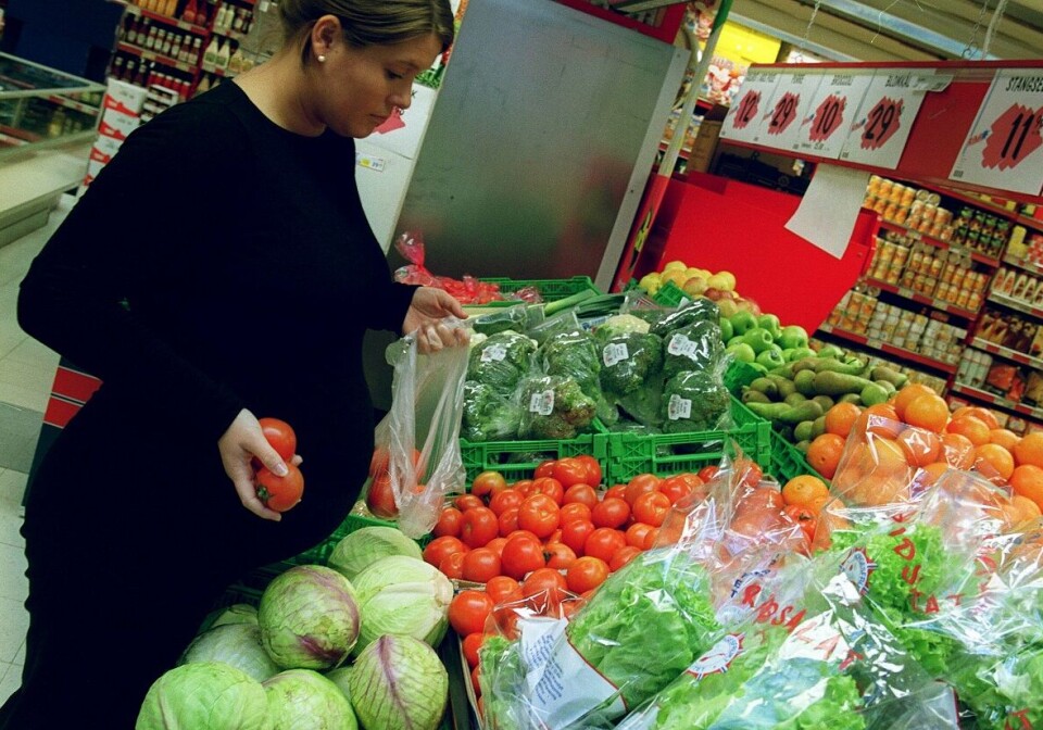 Vi spiser fortsatt for lite norsk frukt og grønt. Det vil regjeringen gjøre noe med gjennom Grøntløftet. Kutt i matmomsen er (så langt) ikke del av satsingen. Illustrasjonsfoto: Berit Roald | NTB