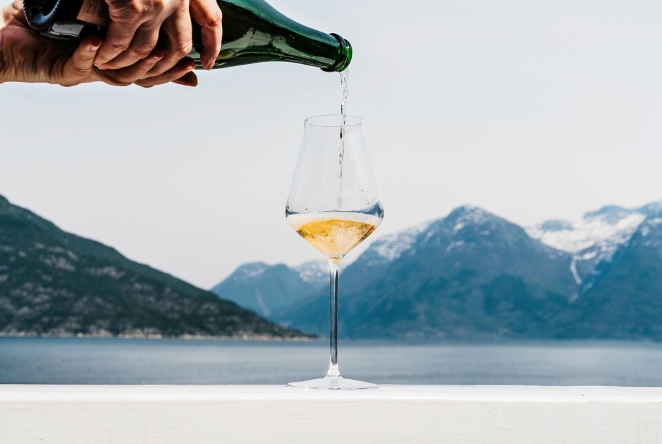 Mesteparten av norsk sider kommer fra Hardanger. Næringen har hatt en eventyrlig utvikling de siste årene. Direktøren i Bryggeri- og drikkevareforeningen oppfordrer norske stortingspolitikere til å se nærmere på siderprodusentenes erfaringer før de utvider gårdsalget av alkoholholdige produkter. Mesteparten av norsk sider kommer fra Hardanger. Nofimas dommere har kartlagt smaksegenskaper hos totalt 25 norske sidere.