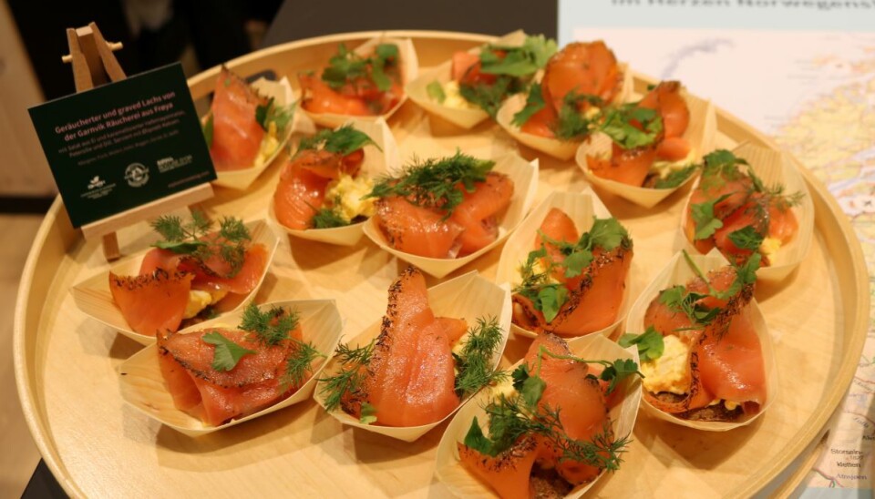 Norsk lokalmat på et brett med røkt og gravet laks fra Garnviks Røkeri på Frøya i Trøndelag. Bildet ble tatt under Grüne Woche i 2023. Messen i Tysklands hovedstad er ironisk nok blitt møteplassen for norsk lokalmatbransje, skriver Randi Ledaal Gjertsen i Bondens marked i Norge.
