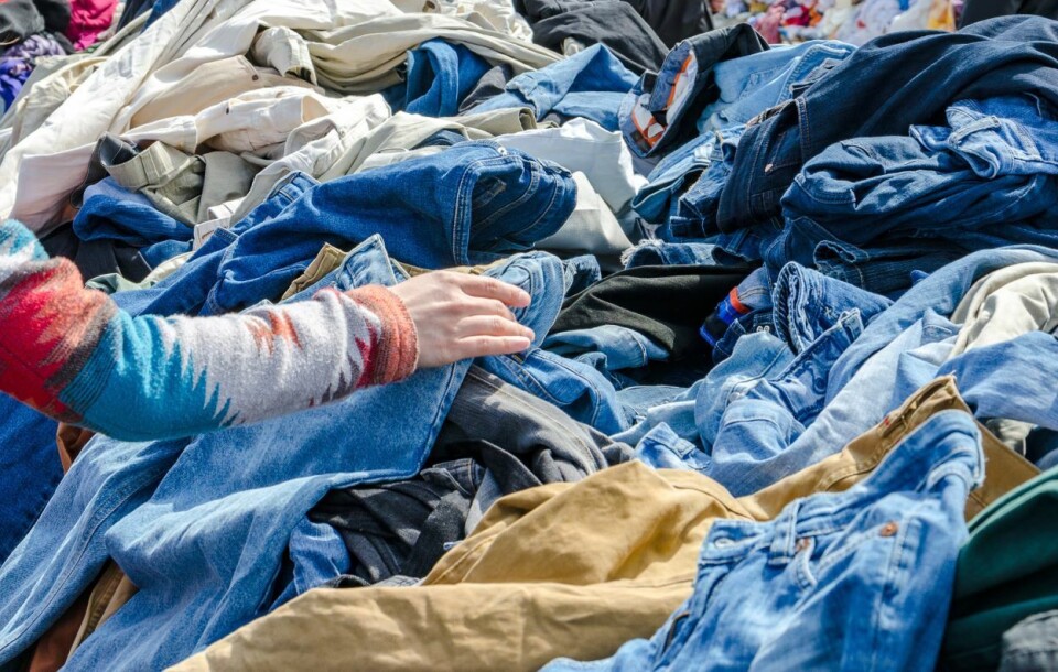 Kostnadene til å samle inn, sortere og gjenbruke tekstiler, vil EU-parlamentet nå lempe over på produsentene. Foto: V_Sot | iStock Photos