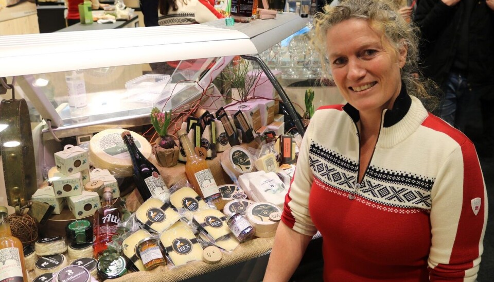 Nynke van Schaik fra Myrdal gård ysteri fotografert under den internasjonale mat- og reiselivsmessen Grüne Woche i 2023, foran gårdens premierte gullost Ibex. Under årets Oste-VM i Portugal sikret ysteriet seg tre nye priser, igjen for Ibex, og i tillegg for både kvit og vellagra geitost.