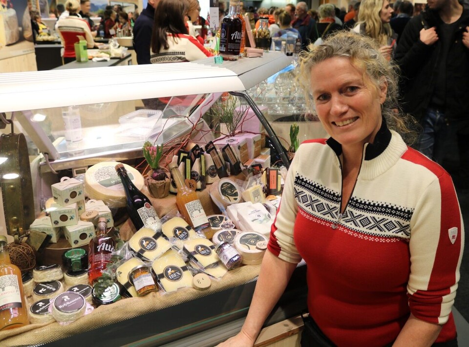 Nynke van Schaik fra Myrdal gård ysteri er bare ett eksempel på en vellykket satsing på lokal mat. Her er hun fotografert foran gårdens premierte gullost Ibex under den internasjonale mat- og reiselivsmessen Grüne Woche i 2023.