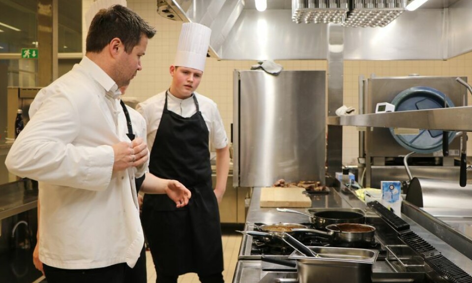Landbruks- og matminister Geir Pollestad under et besøk hos restaurant- og matfag på Jåttå videregående skole. Her sammen med elev Leander Dybwad Moland.