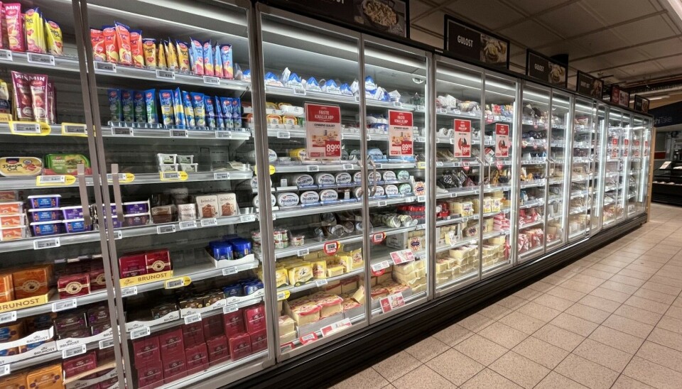 Dette illustrasjonsbilde viser et flere meter langt osteskap. Kronikkforfatteren fant kun to økologiske oster i det.