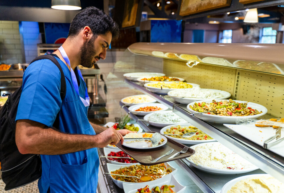 Det tilbys for lite lokalmat i offentlige kantiner, og det er for lite bevissthet rundt betydningen av å handle mat og drikke lokalt, synes landbruks- og matminister Geir Pollestad. Det vil han gjøre noe med.