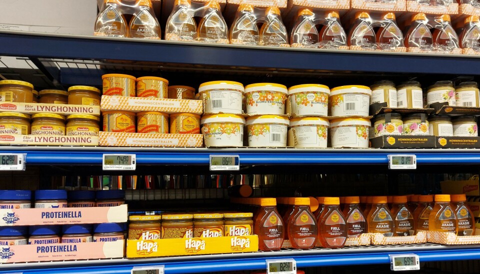 I dag er mer enn halvparten av honningen i butikkhyllene importert og flere produkter utydelig merket, påpeker Norges Birøkterlag. Bildet er fra en honninghylle hos Rema1000.