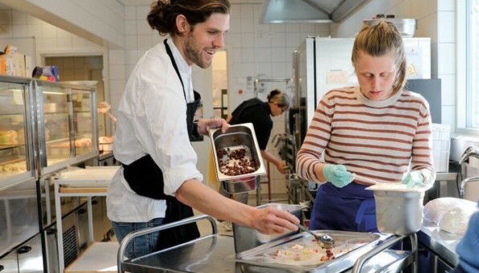Leif Magne Grastveit og Siri Solberg fra Matvalget, her på jobb i et storkjøkken.