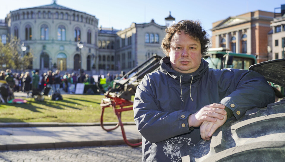 Tor Jacob Solberg, lederen av Norsk Bonde- og Småbrukarlag, utenfor Stortinget før det ble stemt over inntektsberegningen for landbruket.