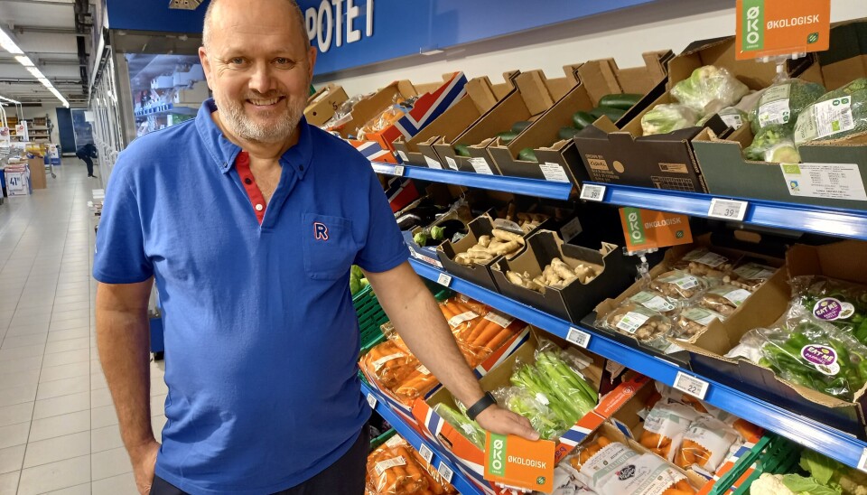 Hos Rema 1000 Ila bruker kjøpmann Bjørnar Rød store merkelapper i frukt- og grøntavdelingen som markerer at varene er økologiske.