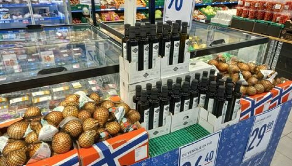 Løk og olivenolje er to av de viktigste ingrediensene for å lage god mat. Her sameksponert i frukt- og grøntavdelingen hos Rema 1000 Ila.