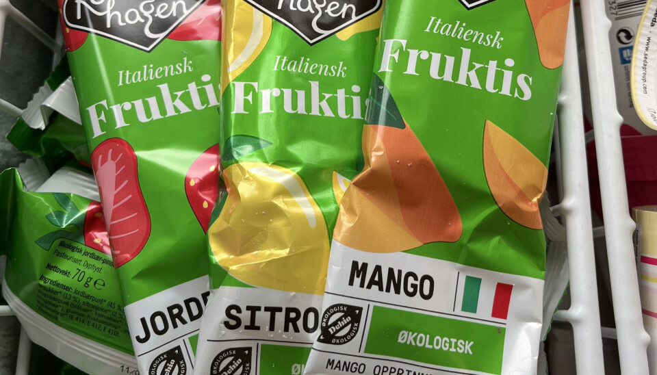 Kolonihagen fruktis på pinne selges hos Narvesen Vestibyle ved Nationalteateret i Oslo, der dette bildet er tatt.