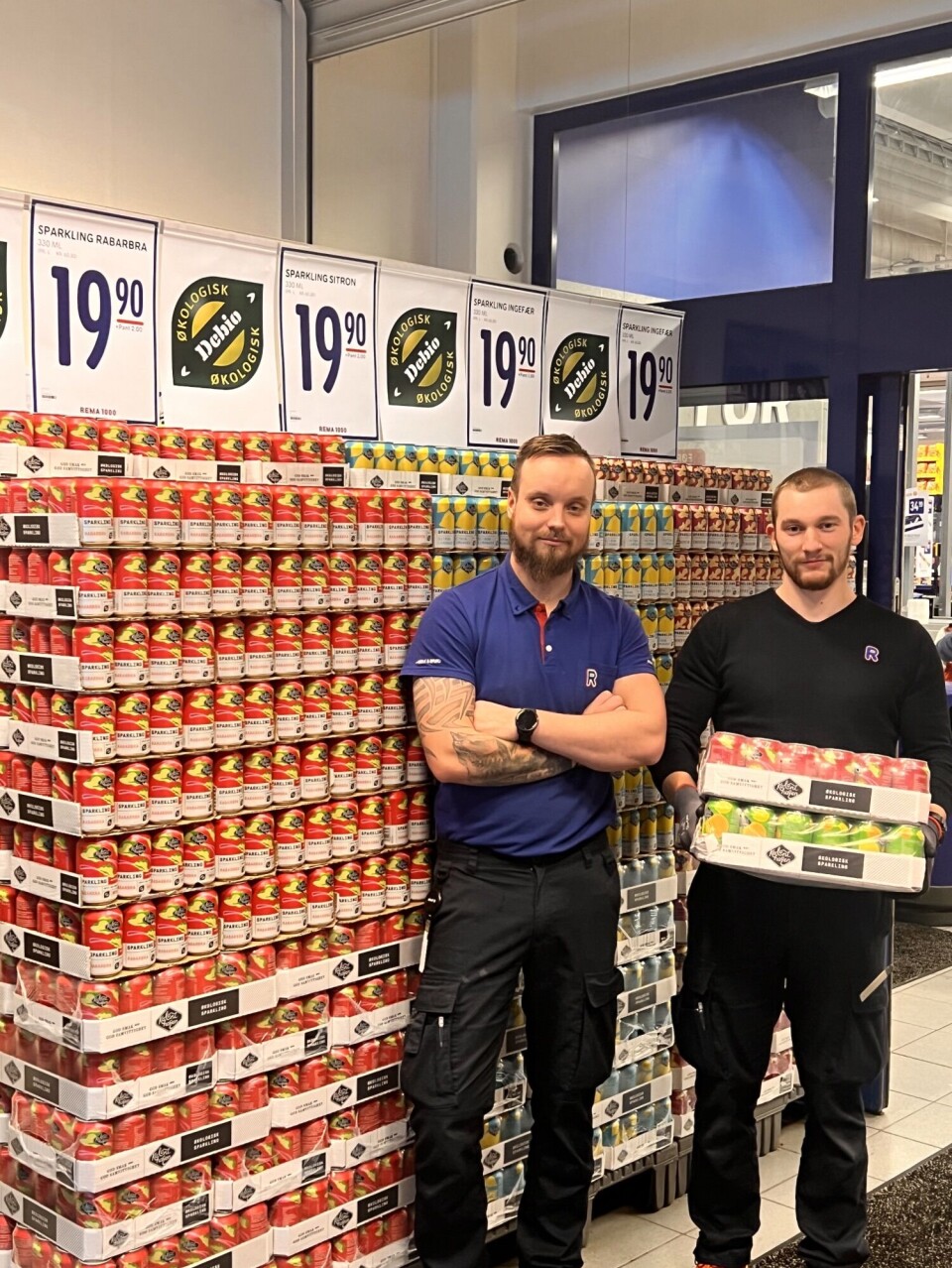 Kjøpmann Christer Vambseth (t.v.) er ikke redd for å bruke plass på Kolonihagen Sparkling hos Rema 1000 Nesodden. Her sammen med kollega Håvard Sagen.