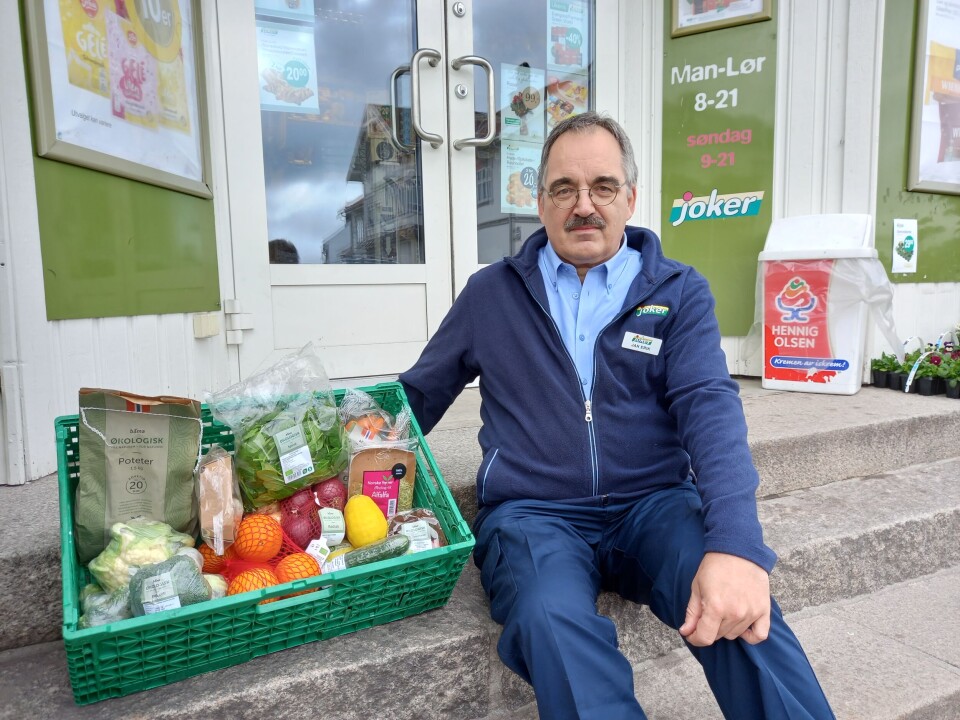 Kjøpmann Jan Erik Banner Olsen hos Joker Åsgårdstrand satser på økologisk, og har et godt utvalg av frukt og grønt.