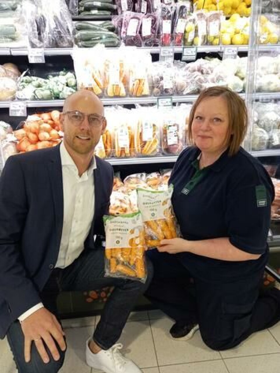 I øko-skapet på Coop Mega Metro kommer det snart norske økologiske sesonggrønnsaker. Inntil videre finnes blant annet norske øko-gulrøtter fra fjorårets sesong. Her med Henrik Svee, konstituert ass. kjedesjef i Coop Mega og frukt- og grøntansvarlig Camilla Torp.