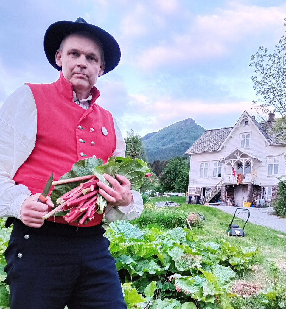 Øystein Skjæveland har tradisjon for å skjære rabarbra i bunad på 17. mai. Det skal gi ekstra god rabarbra-is, sies det.