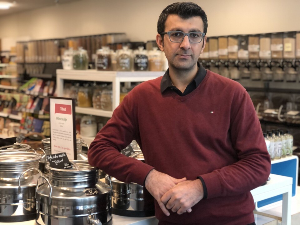 I Etikken er det kun én person som er fulltidsansatt, Parwin Kemals samboer Irén. Selv er han frivillig. – Men jeg har en «ordentlig» jobb som sakkyndig i rettssaker. Jeg er utdannet psykolog, forteller han.