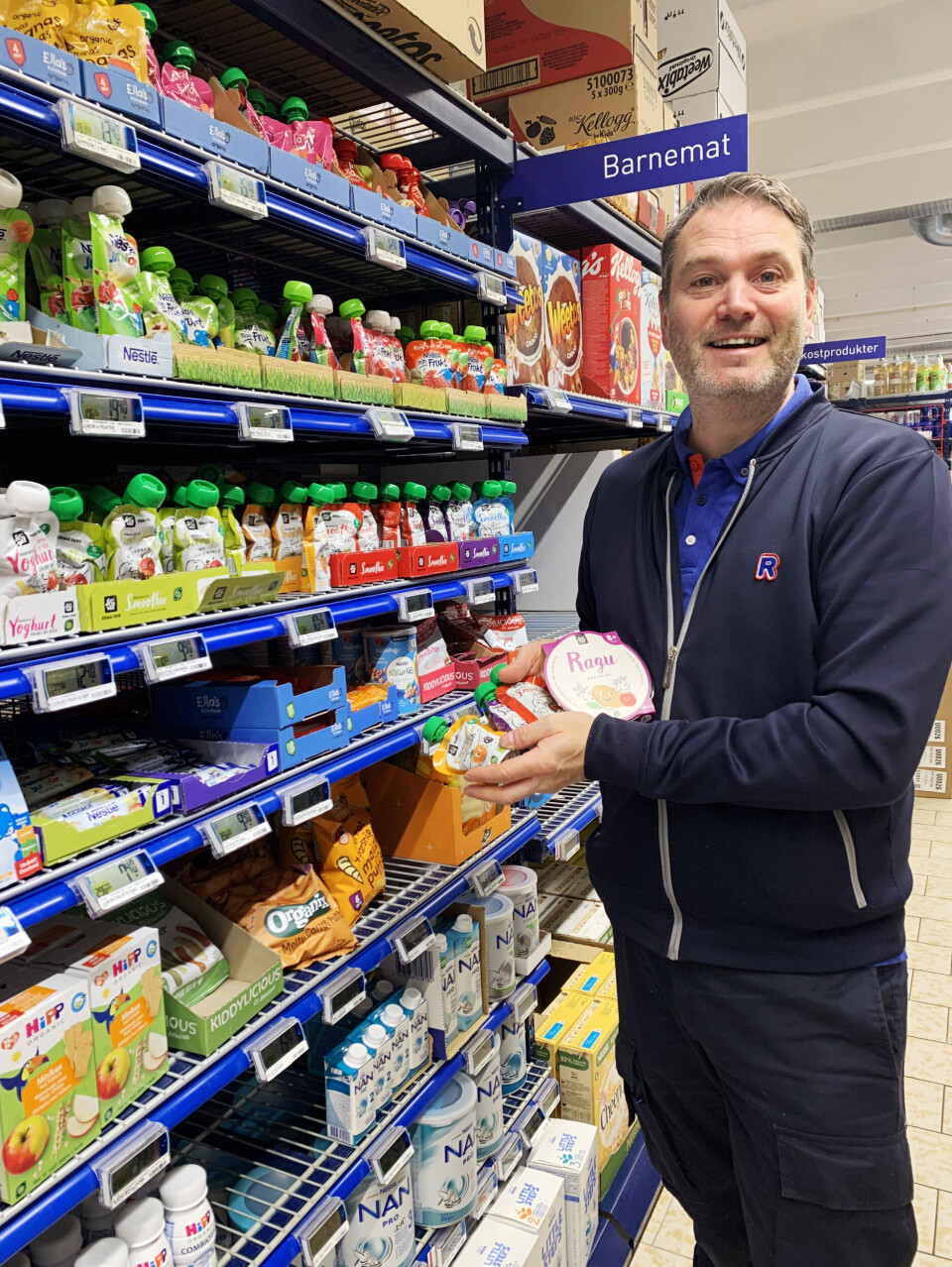 Kjøpmann Frode Andersen merker stor interesse for økologisk blant unge voksne som handler på Rema 1000 Nattland.