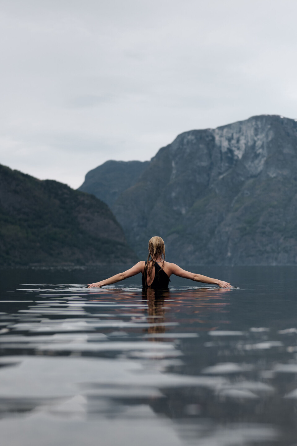 Svømming i Aurlandsfjorden, en trang arm av Sognefjorden. Svømming i Aurlandsfjorden, en trang arm av Sognefjorden.