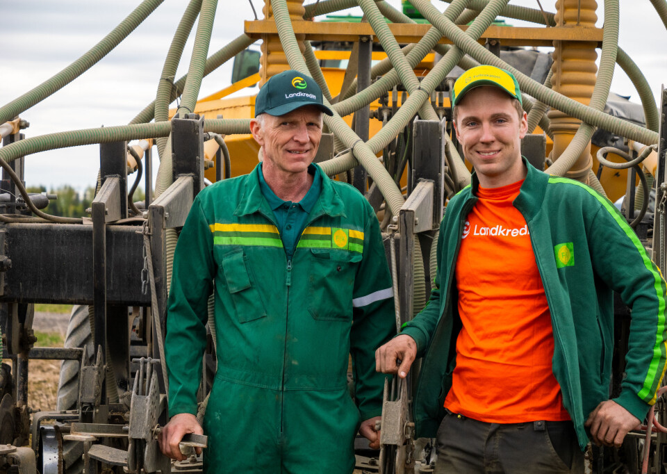 Terje Romsaas og sønnen Gulbrand har utviklet en direktesåmaskin, som nå har fått de første bestillingene. Terje ble i fjor den første vinneren av Landbrukets bærekraftpris.