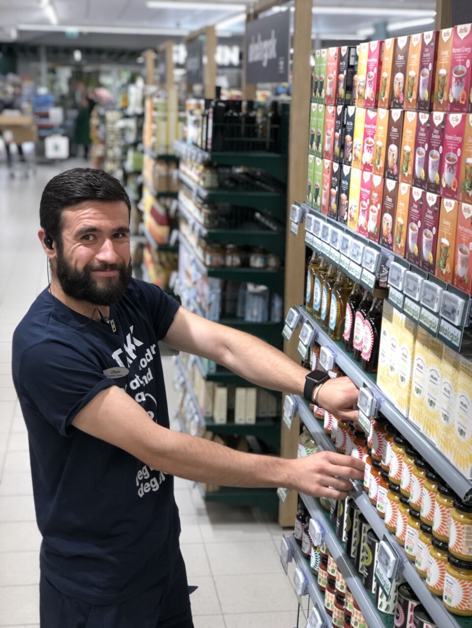 – Vi klatrer oppover. Jeg ser at det går også her, og mener vi er en av de beste øko-butikkene i Coop Mega, mener øko-sjef Elham Javad hos Coop Mega Kolbootn. Her ved øko-gullrekka.