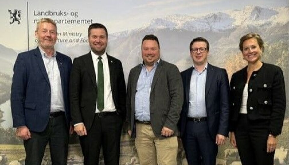 Næringer som baserer seg på ressursene i landbruket og reindriften har fått sitt eget strategiske råd. Fra venstre Bjørn Gimming, leder av Norges Bondelag, landbruks- og matminister Geir Pollestad, Tor Jacob Solberg, leder av Norges Bonde- og Småbrukarlag, Ole Ueland, fylkesordfører i Rogaland (H) og Silje Lesjø, direktør i landbruk og Bionova hos Innovasjon Norge, Innovasjon Norge. Inge Even Danielsen fra Norske Reindriftssamers Landsforbund deltok digitalt.