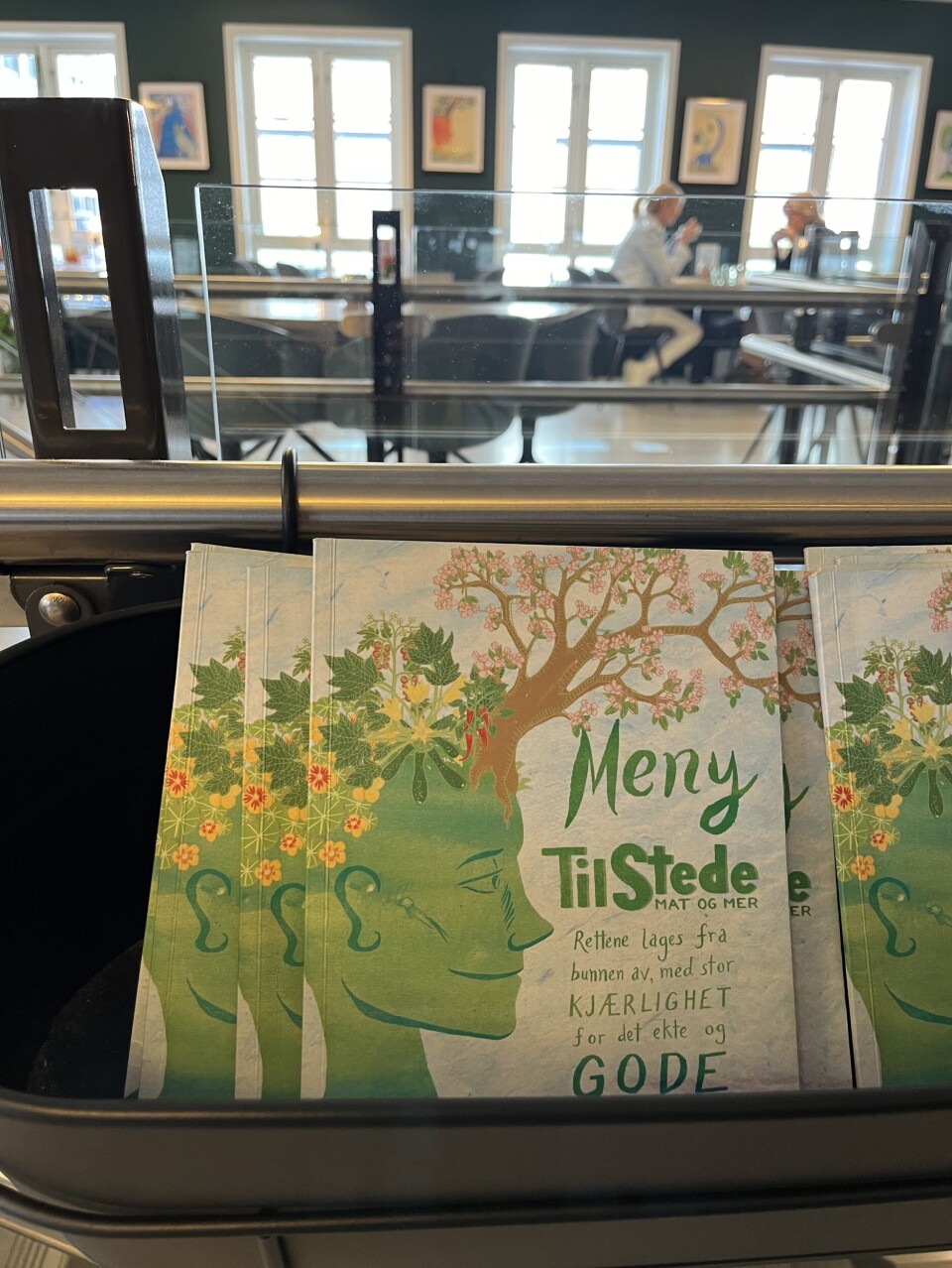 Stort spenn i kundemassen: Kundene er i alle aldre og blant alle samfunnslag. De yngre skal ha smoothiebowl mens de eldre skal ha stekt torsk fra Flekkerøya.