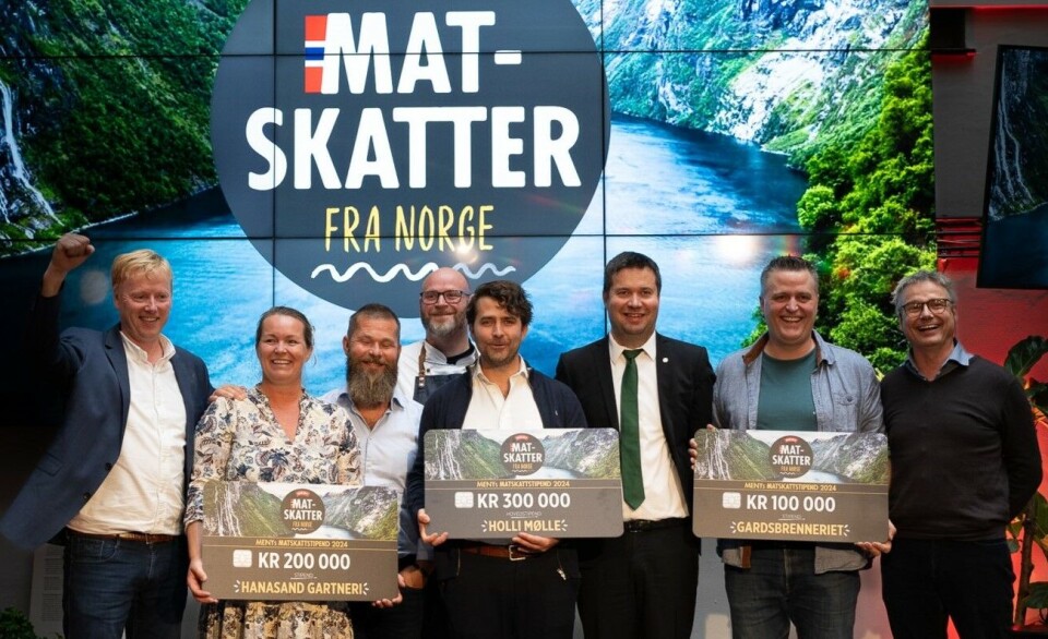 En bukett med lykkelige mennesker: Fra venstre ra venstre: Meny-sjef Vegard Kjuus, Monica Hanasand og Stig Hanasand fra Hanasand Gartneri, Espen Lie, leder av Meny-lauget, Jonatan Ringerike fra Holli Mølle, landbruks- og matminister Geir Pollestad, Jann Vestby fra Gardsbrenneriet og Eivind Haalien, ansvarlig for lokalmat i NorgesGruppen.