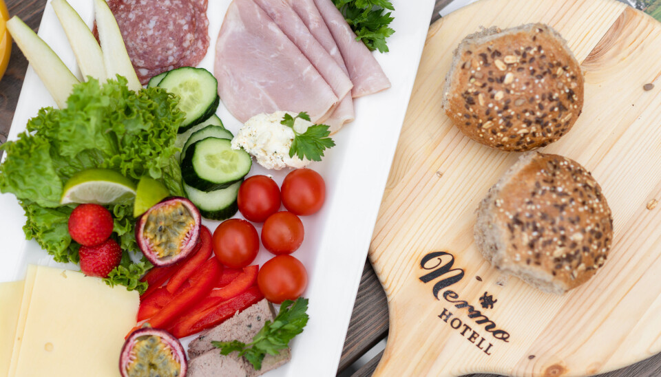 Glimt fra frokostbordet til Nermo Hotell på Øyer. Der i gården benytter de seg av stuttreiste råvarer slik de reklamerer for på sin nettside.