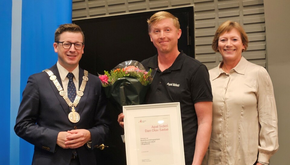 Dan Olav Sæbø med det synlige beviset på at Apal sideri har vunnet Bedriftsutviklingsprisen for landbruket i Rogaland. Her sammen med fylkesordfører Ole Uealand og direktør for Innovasjon Norge i Rogaland, Kari Holmefjord Vervik.