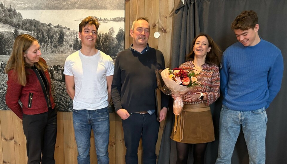 Fra venstre Kristin Willoch Haugen, regiondirektør for Innovasjon Norge i Buskerud, sammen med fire blad Hørthe: prisvinnerne Truls, Anders, Birgit og Ole Amund Hørthe.