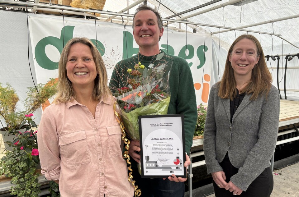 Arvid og Birgitte Udo de Haes med det synlige beviset på at de har vunnet Bedriftsutviklingsprisen for landbruket i Akershus. Her sammen med regiondirektør for Innovasjon Norge, Kristin Willoch Haugen (til høyre).