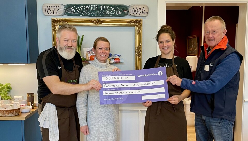 Lutter glede etter at det vanket over en halv million fra Gjensidigestiftelsen. Fra venstre Kolbjørn Enge, Bente Bugge-Erlingsen og Maria Nordvik Sætre fra Geitmyra Tønsberg og Hans Bechmann fra stiftelsen.