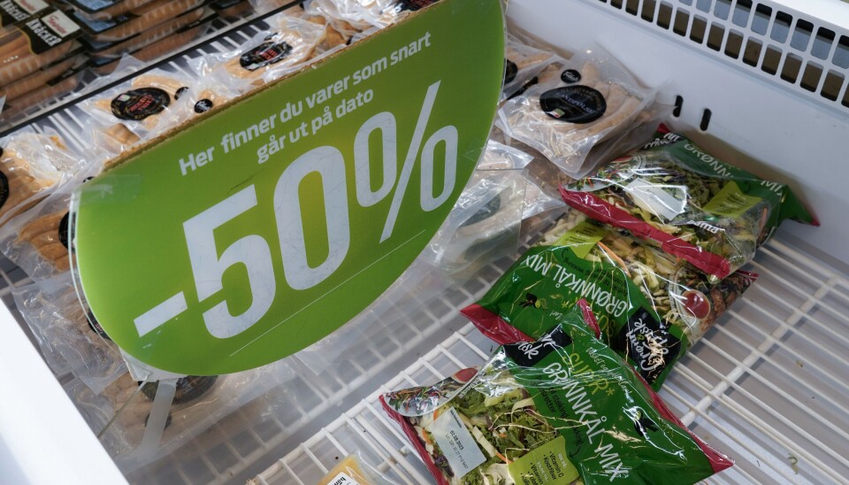 Regjeringen vil blant annet lovfeste kravet om synlig markedsføring for varer som nærmer seg utløpsdatoen.