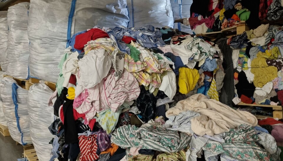 Husholdninger og næringslivet må nå sortere brukte klær, tekstiler og sko separat for å legge til rette for gjenbruk og materialgjenvinning.