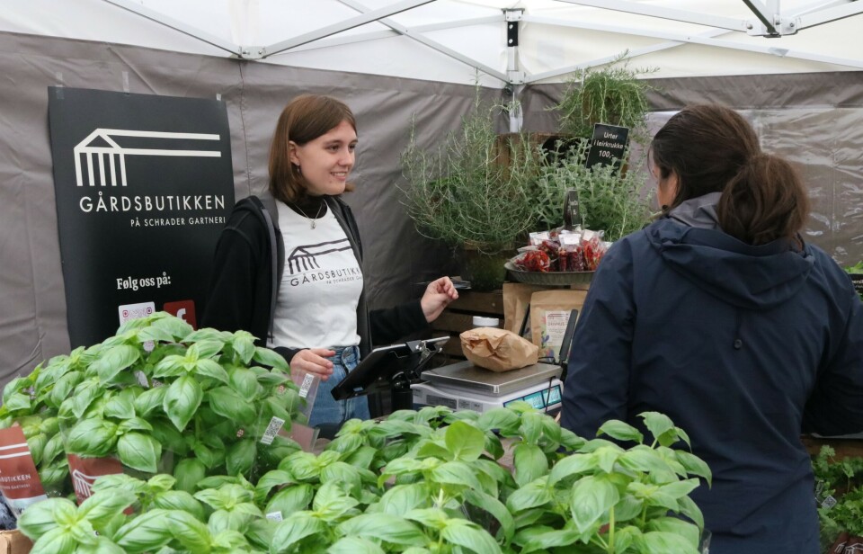 Gårdsbutikken på Schrader Gartneri tilbyr egenproduserte salater, urter, tomater, agurk, chili og blomster i de gamle veksthusene på gården på Nesodden. Og det serveres fersk økologisk bakst og kaffe. I tillegg til egne produkter selges det også varer fra andre lokalmatprodusenter.