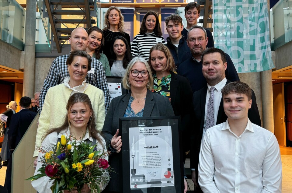 Prisvinner Renate Lunde fra Vossabia med diplom i midten, her sammen med familie, de øvrige nominerte, landbruks- og matminister Geir Pollestad og representanter fra Innovasjon Norge etter prisutdelingen.