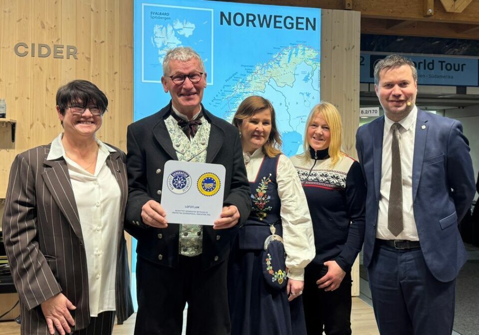 Fra venstre Anne Mette Johnsen, konstituert administrerende direktør i Stiftelsen Norsk Mat, Gustav Karlsen og Bjørg-Elin Kärn fra Lofotlam, Beate Bertheussen, lammeprodusent fra Suolovarri Gård og landbruks- og matminister Geir Pollestad.