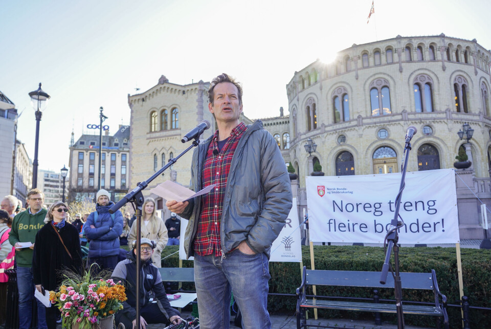 Jon Almaas utenfor Stortinget i midten av april i fjor hvor bønder fra hele landet hadde slått opp telt utenfor Stortinget for å demonstrere før det skulle stemmes over den omstridte inntektsberegningen for landbruket.