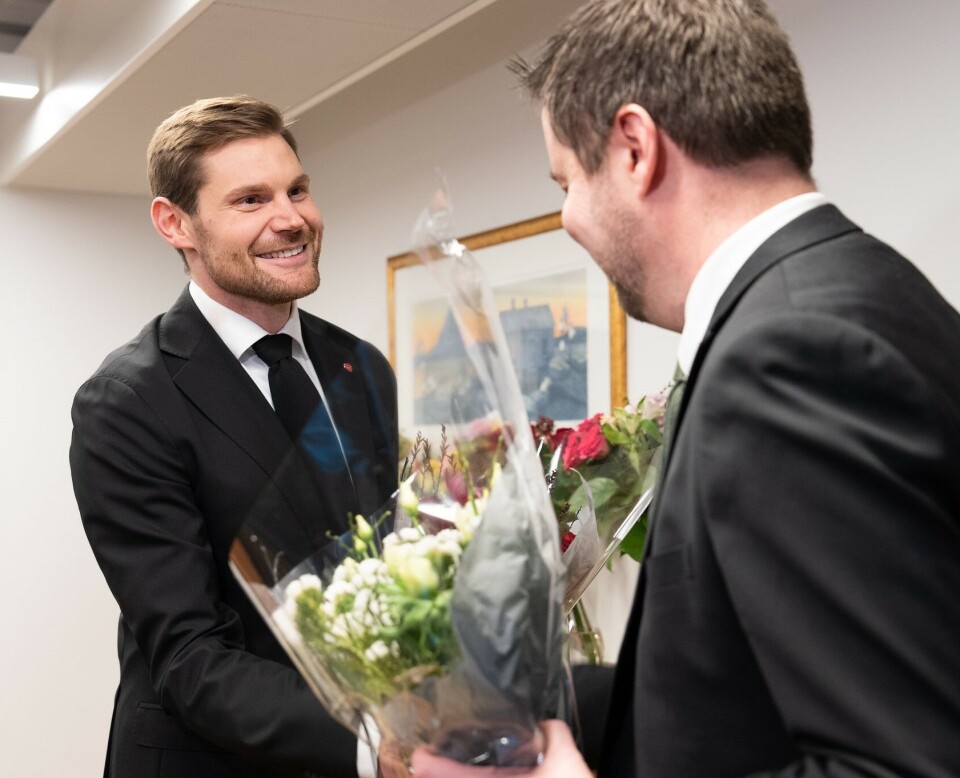 Nils Kristen Sandtrøen (til venstre) og Geir Pollestad (Sp) under overrekkelsen av nøkkel og blomster i Landbruks- og matdepartementet i januar. Førstnevnte kommer, sistnevnte går.