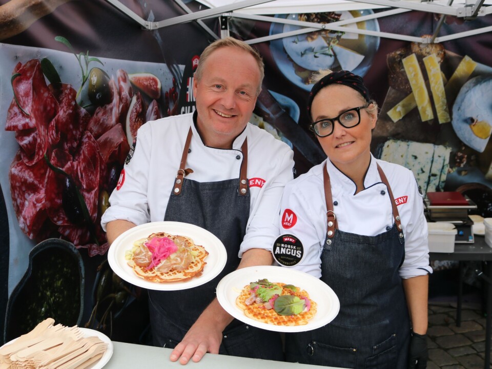 Eigil André Johansen, ferskvaresjef hos Meny Sørlandsparken, sammen med Mona Grindheim, ferskvaresjef hos Meny Bergen Storsenter, under Matstreif 2024 på Youngstorget i Oslo. Kjøttproduktene fra Norsk Angus er populære for tiden, opplyser Meny.