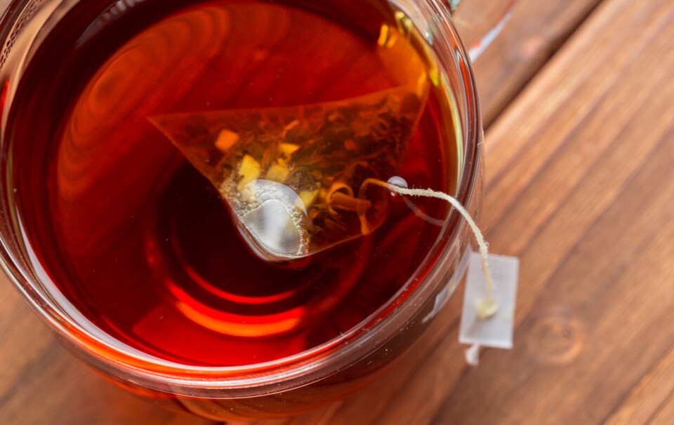 Teposer som skulle være laget av silke, viste seg å være produsert av nylonplast. Produktet fra spesialmerket Jacobs skal nå være trukket fra markedet, opplyser Norgesgruppen. Teposer som skulle være laget av silke, viste seg å være av nylonplast. Produktet fra spesialmerket Jacobs skal nå være trukket fra markedet.