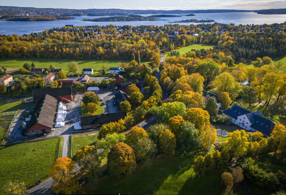Dronebilde av Kongsgården på Bygdøy i Oslo med driftsbygningene til venstre.