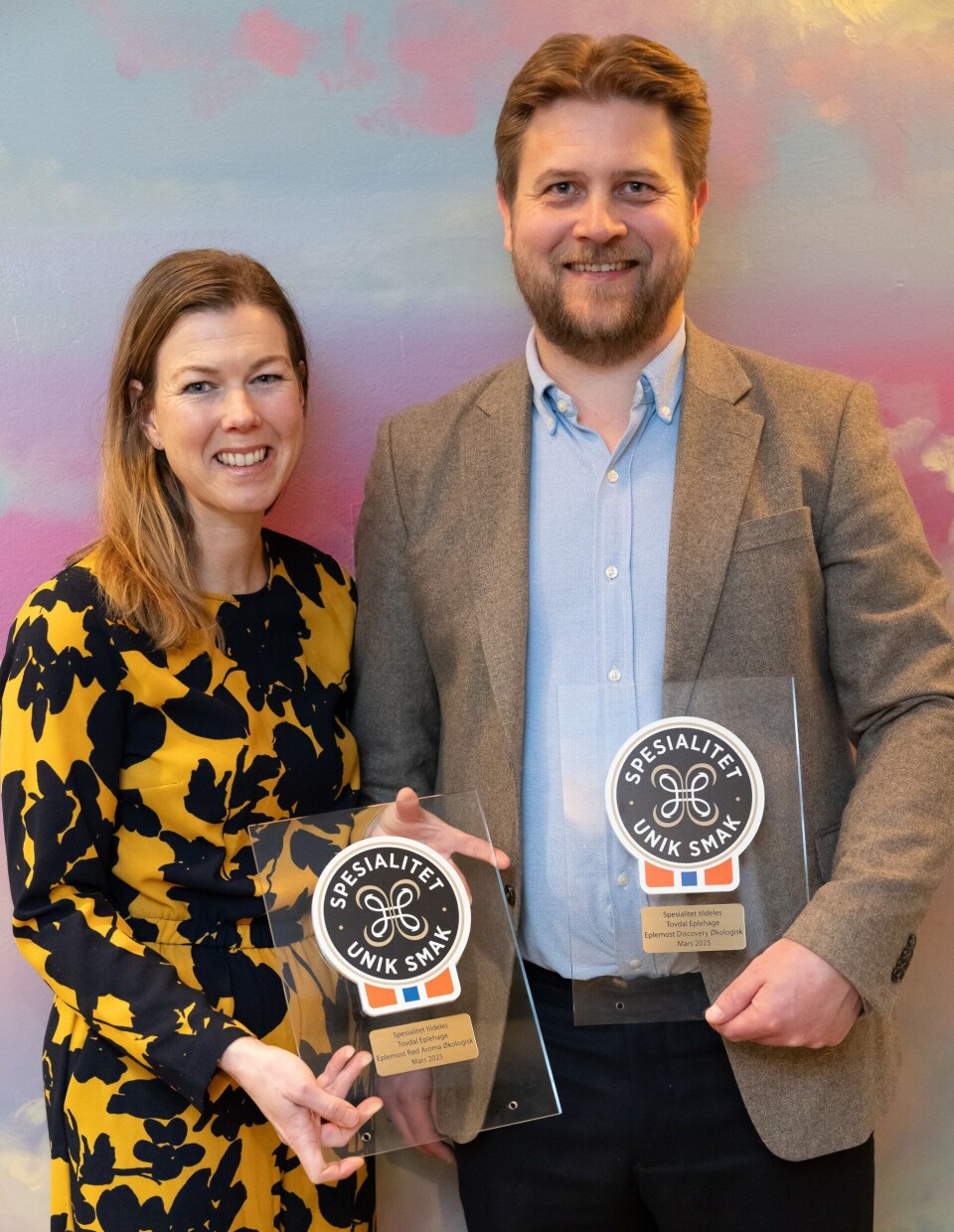 Lise Lotte Fogh Johansson og Trond Johansson fra Tovdal eplehage i Åmli mottok Spesialitet for to av sine økologiske eplemoster.
