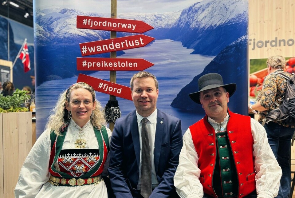 Bunader og dype fjorder er Norge på sitt vakreste. Et legitimt spørsmål er om det er norsk mat eller (reise)opplevelser i Norge som har størst tiltrekningskraft på utlendinger. Her daværende landbruks- og matminister Geir Pollestad (Sp) under åpningen av Grüne Woche 2025, sammen med to flotte, bunadkledde representanter for Fjord-Norge. Bunader og dype fjorder er Norge på sitt vakreste. Et interessant spørsmål er om det er norsk mat eller (reise)opplevelser i Norge som har størst tiltrekningskraft for utlendinger. Her daværende landbruks- og matminister Geir Pollestad (Sp) under åpningen av Grüne Woche 2025.