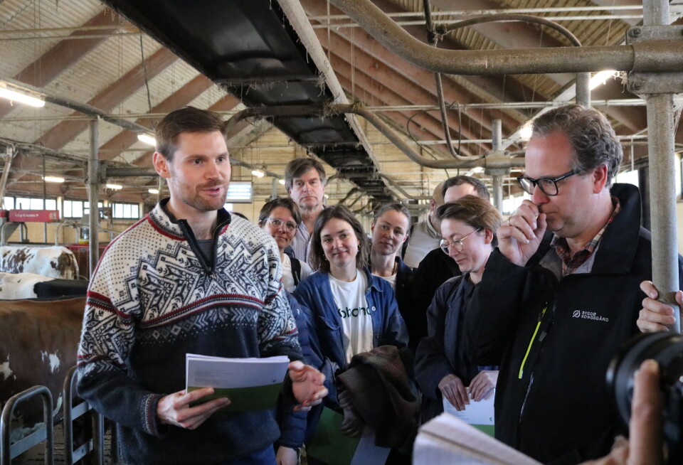 Landbruks- og matminister Nils Kristen Sandtrøen (Ap) ga både ros og applaus til Norges øko-miljø. – Dere viser at politisk engasjement over tid fører fram, sa han da han presenterte den reviderte nasjonale øko-strategien på Bygdø Kongsgård. Til høyre Jan Tore Sørsdal, kongsgårdens forvalter. Landbruks- og matminister Nils Kristen Sandtrøen (Ap) benyttet anledning til å gi både ros og applaus til Norges øko-miljøet. – Dere viser at politisk engasjement over tid fører fram, sa han.