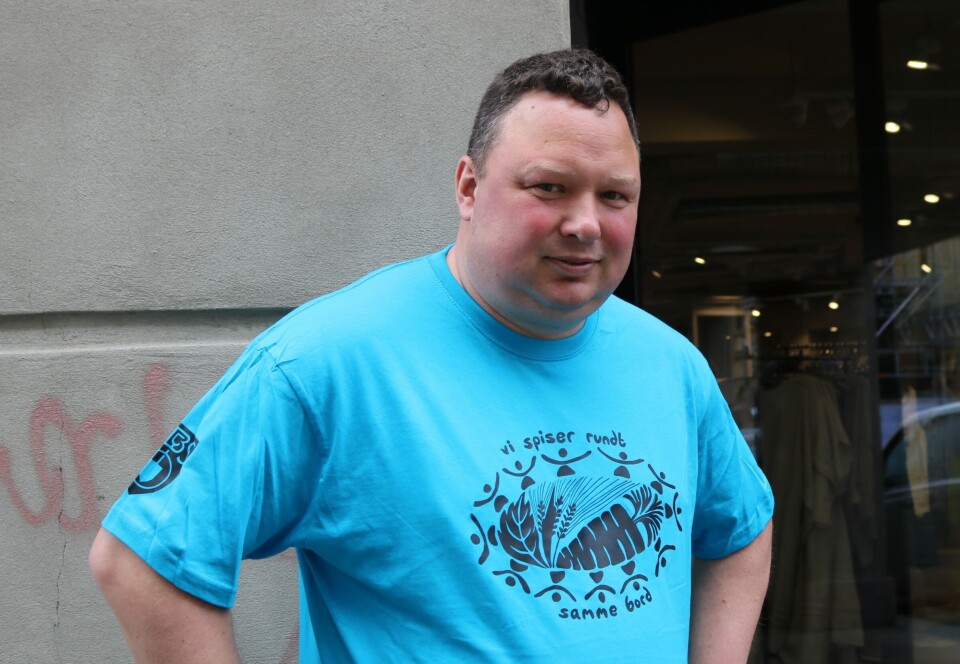 «Vi spiser rundt samme bord» står det på Tor Jacob Solbergs t-skjorte – et motto som står seg bra i mange sammenhenger. Også under jordbruksforhandlinger og ny satsing på økologisk matproduksjon. «Vi spiser rundt samme bord» står det på Tor Jacob Solbergs t-skjorte – et motto som står seg bra i mange sammenhenger. Også under jordbruksforhandlinger og ny satsing på økologisk matproduksjon.