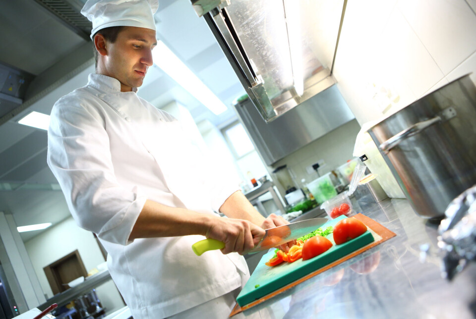 «Matnasjonen Norge» trenger sårt flere kokker, mener regjeringen. 10 millioner kroner og en ny tilskuddsordning for opplæringskontorer innen restaurant- og matfagene skal hjelpe på rekrutteringen. «Jeg tror de fleste kjøkkensjefer på offentlige institusjoner vil være positivt innstilt til å øke andelen økologiske råvarer – for bærekraft, miljø og samfunnsansvar står sterkt i kjøkkenbransjen», skriver Arnt R. Steffensen i kronikken sin.