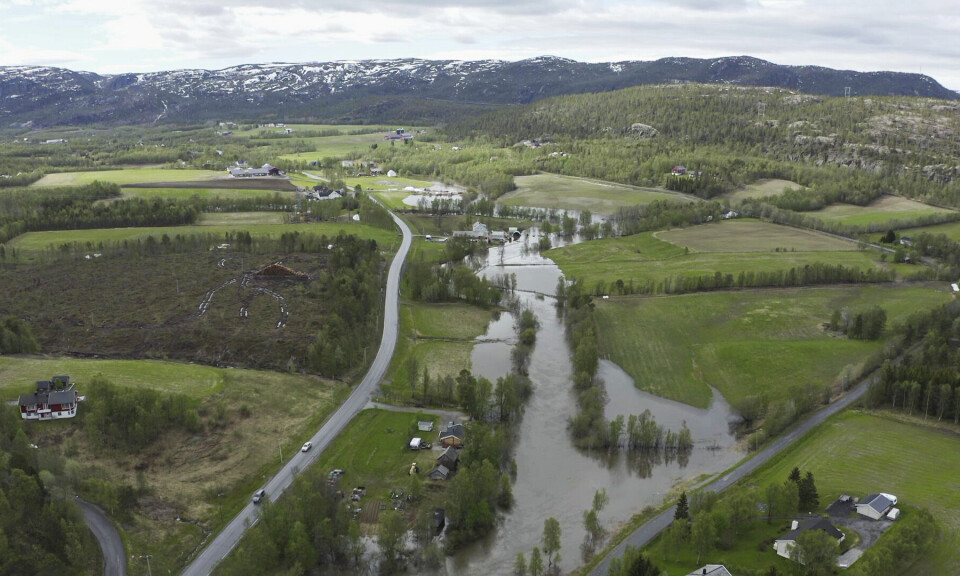 De fleste aktive melkebrukene i Finnmark ligger i Alta, Tana og Sør-Varanger. Dronebildet viser Tverrelvdalen i Alta der Tverrelva gikk over sine bredder i 2020. Tallene for 2024 viser at bare 92.289 av 146.000 dekar mulig jordbruksareal er for tiden i bruk i Finnmark. De fleste melkebrukene i Finnmark ligger i Alta, Tana og Sør-Varanger. Dronebildet viser Tverrelvdalen i Alta der elva gikk over sine bredder i 2020.